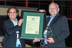IMG Chairman, Geoff Lynch, presenting Dann Wiltgen, Vice President, Prevost, with the 2014 IMG Partner of the Year award.