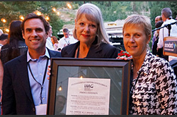 IMG's 2013 Partner of the Year , Linda Spruill, Beau Riverage Resort and Casino. In Photo - Geoff Lynch, Chairman IMG; Linda Spruill; Bronwyn Wilson, President, IMG